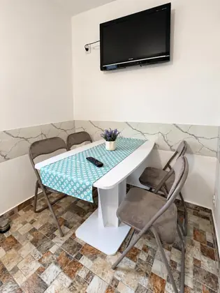 Zona de luat masa, cu televizor