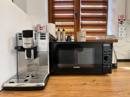 Espressor automat și cuptor cu microunde
