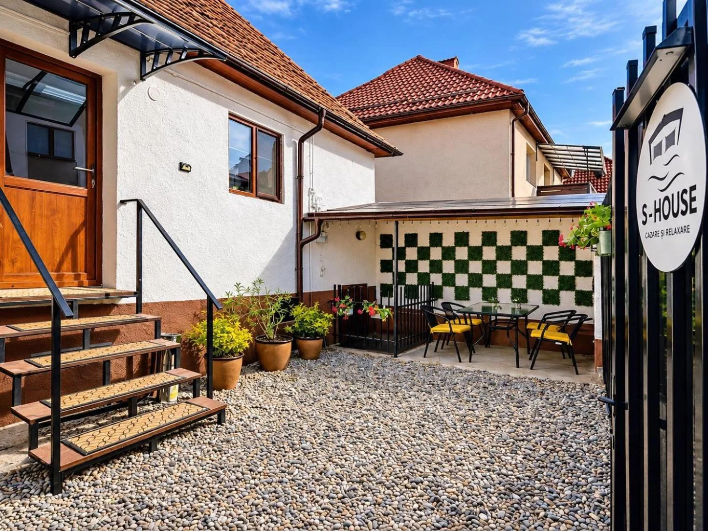 Curtea S-HOUSE, cu intrarea separată