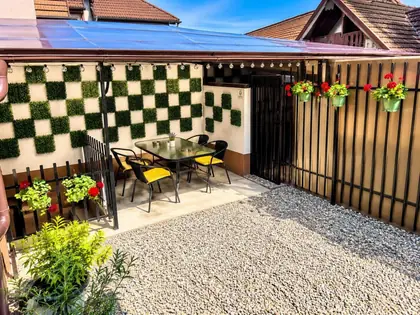 Terasa din curte, cu masă pentru toată familia
