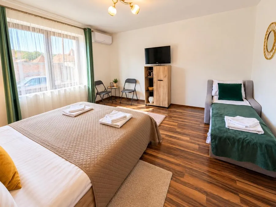Camera triplă, cu pat dublu mare și fotoliu extensibil